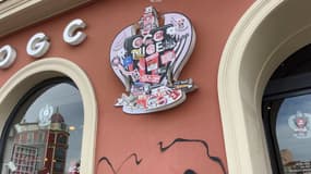 Le place Masséna a été couverte de déchets ce jeudi après-midi avant le match entre l'OGC Nice et le FC Cologne de la Ligue Europa Conférence.