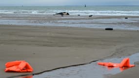 L'épave d'une embarcation semi-rigide et des gilets de sauvetage sur une plage de Sangatte (Pas-de-Calais), après une tentative avortée de traversée de la Manche par des migrants, le 4 décembre 2024