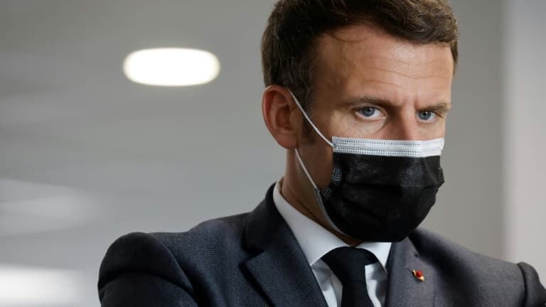 Le président français Emmanuel Macron, lors d'une visite dans un centre d'appel de la Sécurité sociale lié au virus Covid-19, le 29 mars 2021, à Créteil près de Paris