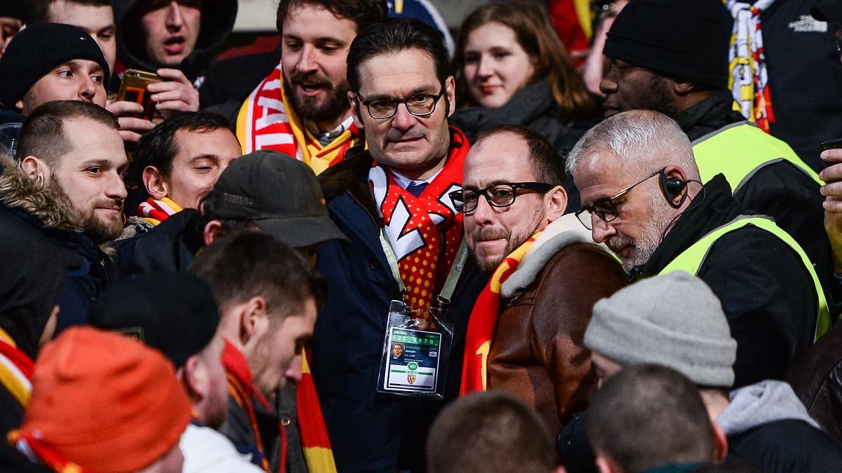 Le propriétaire Joseph Oughourlian dans le parcage visiteurs avec les supporters lensois en mars dernier Le propriétaire Joseph Oughourlian dans le parcage visiteurs avec les supporters lensois en mars dernier