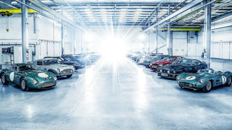 28 modèles emblématiques d'Aston Martin réunis dans le même hangar, au Pays de Galles.