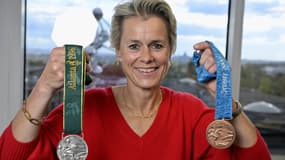La judokate belge Gella Vandecaveye tenant des répliques de ses médailles olympiques volées, le 3 octobre 2024