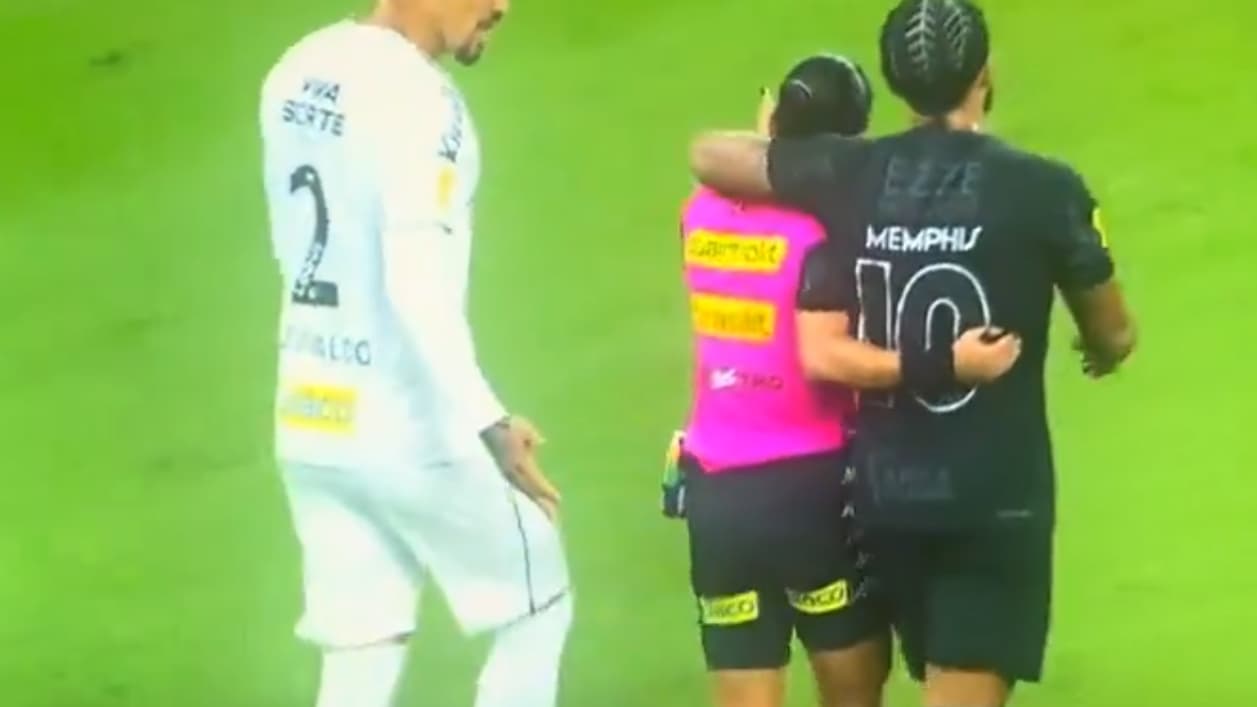 Le geste polémique de Memphis Depay avec la femme qui arbitrait le match entre Santos et les Corinthians, 13 février 2025