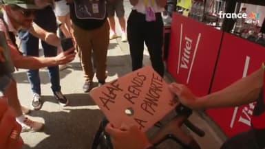 La pancarte de Wout Van Aert pour Julian Alaphilippe avant la 15e étape du Tour de France, le 20 juillet 2025.