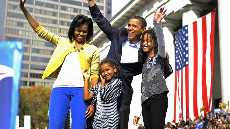 Barack Obama, avec son épouse Michelle, et leurs deux filles, pendant la campagne présidentielle de 2008.