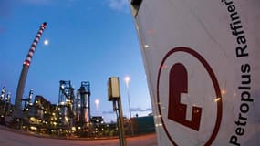 La raffinerie Petroplus de Cressier, près de Neuchatel en Suisse. Le ministre de l'Industrie Eric Besson a annoncé jeudi que le gouvernement français allait proposer son appui, "sous des formes diverses", pour la sauvegarde de la raffinerie du groupe Petr