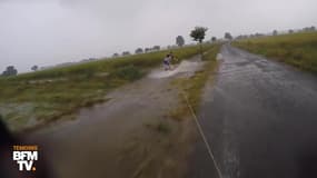 Après les fortes pluies, ils font du wakeboard dans les champs