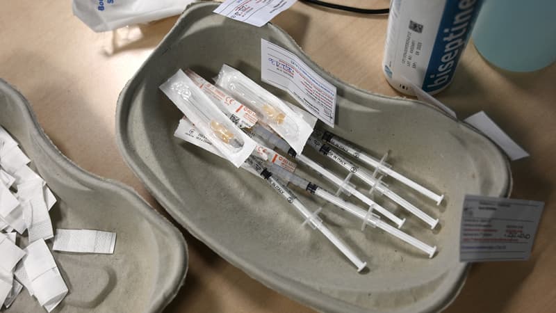Des seringues ayant servi à inoculer le vaccin contre le Covid-19 à l'hôpital de Strasbourg, le 20 février 2021