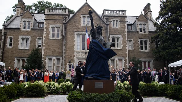 Une réplique de la Statue de la liberté a été dévoilée, le 14 juillet 2021, dans le jardin de la résidence de l'ambassadeur de France aux États-Unis, à Washington D.C.