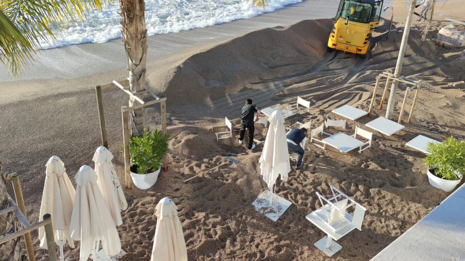 Les restaurants de plage du complexe balnéaire du Larvotto à Monaco ont été ensablés après le coup de mer.