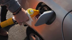 Un automobiliste faisant le plein de gazole à La Ville-aux-Dames, en Indre-et-Loire.