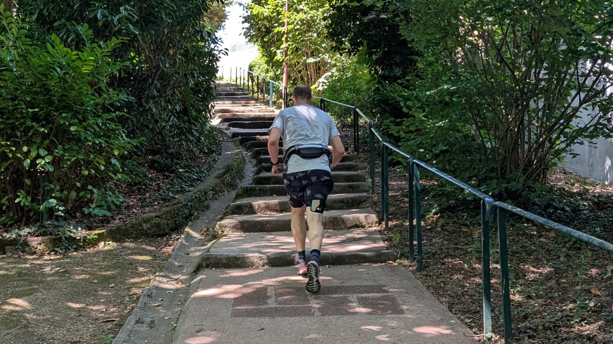 La course est détectée dans les escaliers.