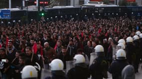 Des manifestants bien gardés à Athènes, le 17 novembre.
