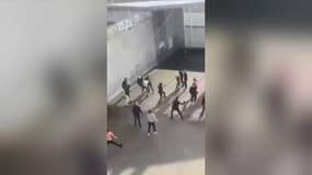 Les images d'une rixe ultraviolente filmée dans la cour de la prison de Nantes le 9 novembre 2025. 