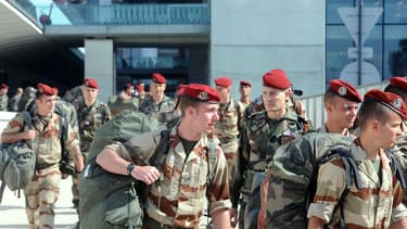 Soldats du 1er RCP de Pamiers et du 35e RAP de Tarbes, sur le tarmac de l’aéroport de Blagnac, à leur retour du Mali le 11 avril dernier.