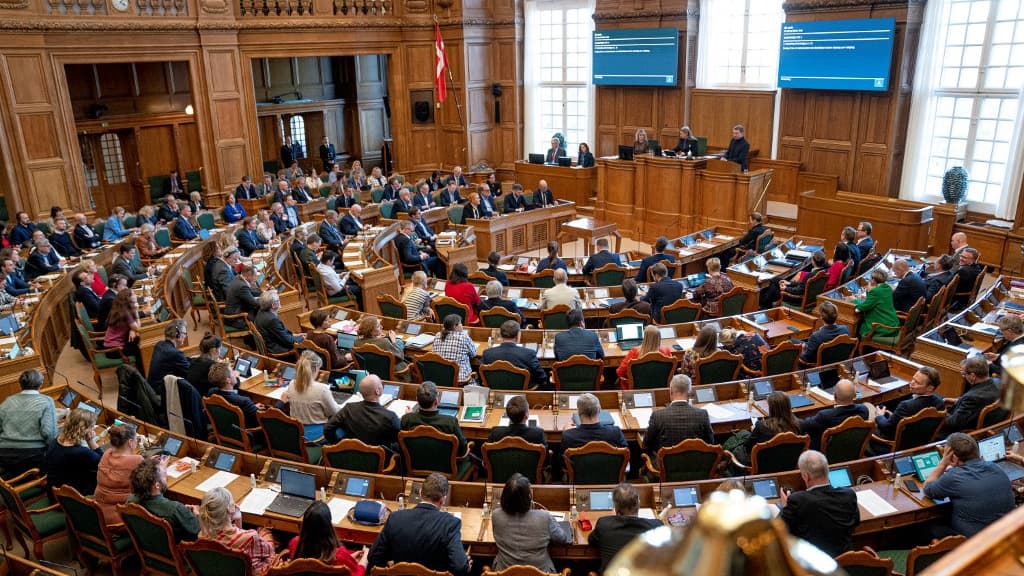 Danemark un député défend sa liaison avec une adolescente de 15 ans