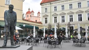 Une terrasse de café à Vilnius, en Lituanie, le 5 mai 2020. Les terrasses de café ont notamment obtenu l'autorisation de rouvrir.