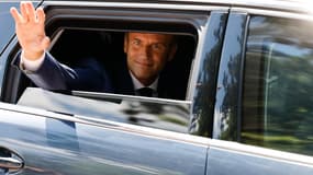Le président de la République, Emmanuel Macron, après son vote au premier tour des élections législatives au Touquet (Pas-de-Calais), le 12 juin 2022