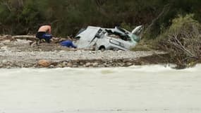 Les secours sortent de l'eau le véhicule accidenté des deux disparus près de Nyons dans la Drôme, le 31 octobre 2025