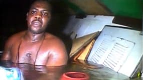 Harrison Odjegba Okene en train d'être secouru après le naufrage de son remorqueur au large des côtes nigérianes en mai 2013. 