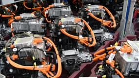 Des moteurs électriques sur une chaîne de montage de l'usine du constructeur automobile Stellantis à Tremery, en Moselle, dans l'est de la France, le 27 janvier 2022, photo d'illustration