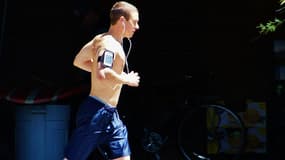 Un homme en train de faire son jogging en plein soleil (Photo d'illustration)