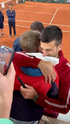  Novak Djokovic fait un câlin à un jeune fan après un match à Roland-Garros 