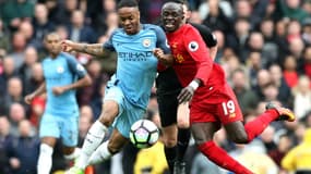 Raheem Sterling au duel contre Sadio Mané