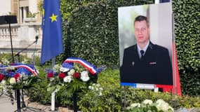 Le portrait de l'adjudant Comyn, tué le 26 août à Mougins, lors d'un hommage à Mandelieu-la-Napoule le 28 août 2024.