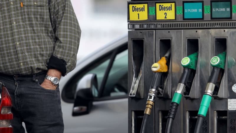 Les prix du carburant vont-ils poursuivre leur baisse dans les stations-services, après l'effondrement sur les marchés du brut?