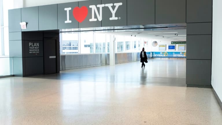 A l'aéroport John Kennedy de New York, le 13 mai 2020