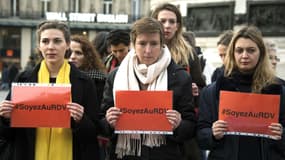 Caroline de Haas, entourée de deux membres du mouvement féministe Les effrontées, se sont mobilisées à Paris le 24 novembre 2017 pour protester contre les violences faites aux femmes