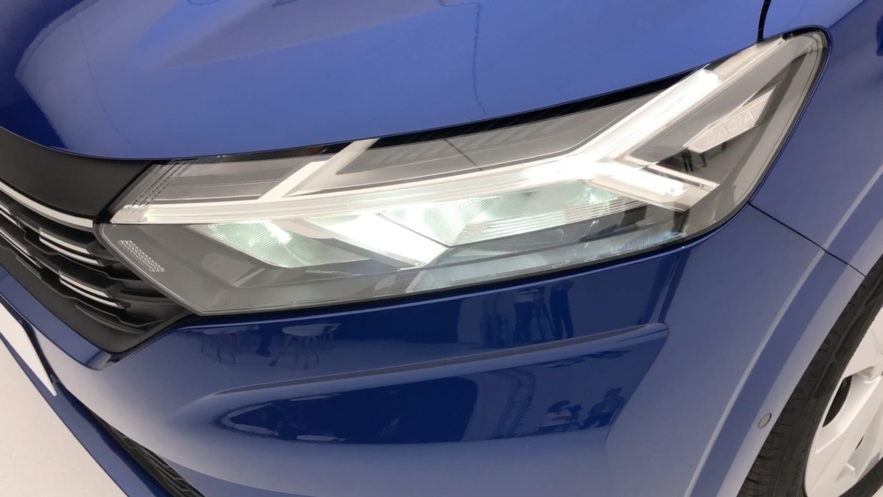 Cette Sandero inaugure une nouvelle signature lumineuse chez Dacia Cette Sandero inaugure une nouvelle signature lumineuse chez Dacia