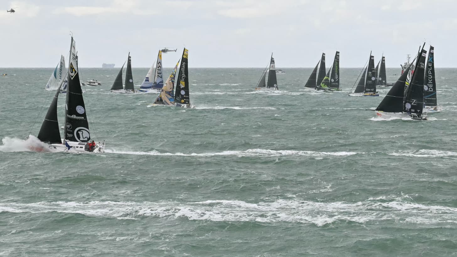 https://images.bfmtv.com/zQZWetuhG0ttO-2GxdGYkwiIPyo=/94x538:1550x1357/images/La-flottille-de-la-categorie-Class40-lors-de-la-Transat-Cafe-l-Or-le-26-octobre-2025-2163894.jpg