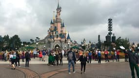 Visiteurs et personnels, tout le monde est masqué pour se protéger du coronavirus à Disneyland Paris qui rouvre progressivement, à Marne-la-Vallée le 15 juillet 2020
