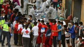 De jeunes migrants font la queue pour un test covid à leur arrivée à Ceuta (Espagne) le 19 mai 2021