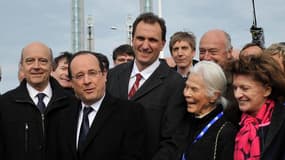 François Hollande, en compagnie du maire de Bordeaux Alain Juppé, du président de la communauté urbaine de Bordeaux (CUB) Vincent Feltesse (au centre), de Micheline Chaban-Delmas, veuve de Jacques Chaban-Delmas et de la ministre déléguée chargée des Perso