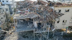 Une immeuble largement détruit à Ramat Gan près de Tel Aviv en Israël, après un missile iranien, le 14 juin 2025