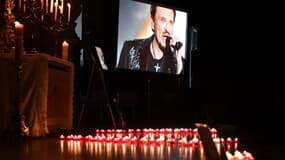 Des bougies déposées en hommage à Johnny Hallyday, à l'église Saint-Roch de Paris, le 7 décembre 2017. 