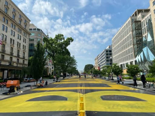 Le slogan "Black Lives Matter" peint en lettres capitales sur la chaussée d'une grande artère de Washington menant à la Maison Blanche, le 5 juin 2020 Le slogan "Black Lives Matter" peint en lettres capitales sur la chaussée d'une grande artère de Washington menant à la Maison Blanche, le 5 juin 2020