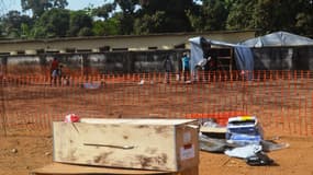 Des habitants de Conakry, capitale de la Guinée, isolent samedi la zone où des cas suspects de virus Ebola ont été détectés.