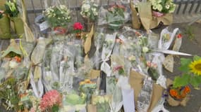 Des fleurs à l'entrée du collège de Pierre-Simon de Laplace pour rendre hommage à Stéphane Vitel, retrouvé mort au sein de l'établissement vendredi 11 août 2023.