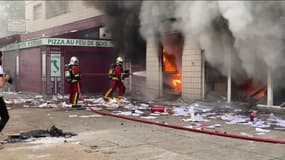 Des pompiers essayent d'éteindre un incendie dans une banque de Nanterre, le 29 juin 2023.