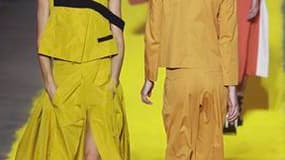 Au cinquième jour des défilés de prêt-à-porter de l'été prochain, Sonia Rykiel a livré samedi une collection ultra-féminine aux tons chauds, où les modèles s'agrémentent d'un pull de maille "oversize" jaune paille, de débardeurs près du corps et largement