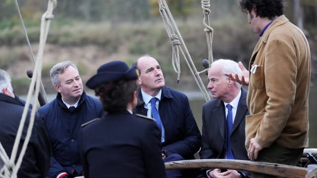 Jean Castex entouré par Jean-Baptiste Lemoyne et Alain Griset, ce samedi 20 novembre sur la Loire avant d'annoncer le plan de soutien au tourisme.