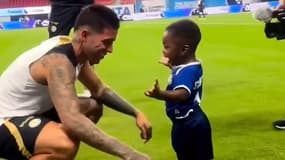 Enzo Fernandez avec un jeune supporter de Chelsea