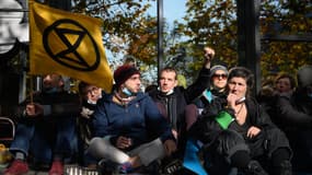 Activistes avec le drapeau Extinction Rebellion bloquant le terminal d'un aéroport à Genève, le 16 novembre 2019