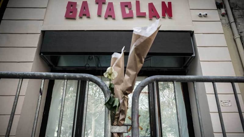 Des fleurs déposées devant le Bataclan, en hommage aux victimes du 13-Novembre.