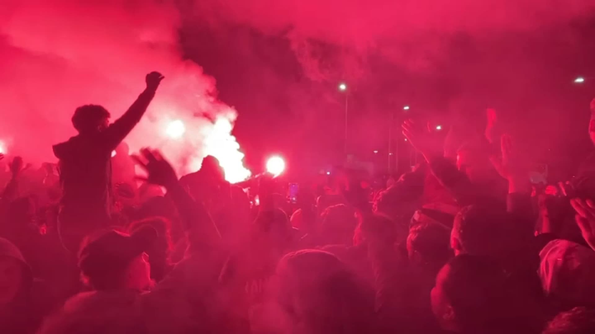 Les joueurs du PSG accueillis en héros à Roissy après leur victoire à Marseille (0-2), dans la nuit du 31 mars ua 1er avril 2024