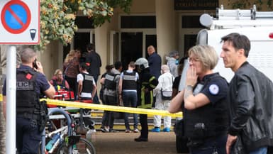 Des policiers devant le lycée Gambetta à Arras après une attaque au couteau à Arras le 13 octobre 2023